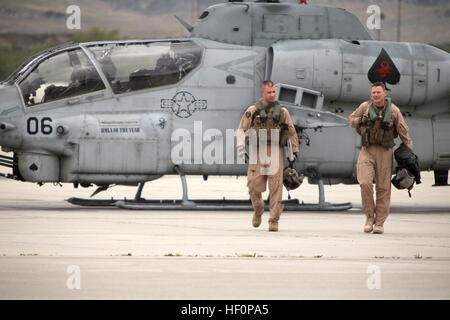 Le Marine Light Attack Helicopter Squadron 267 achève son dernier vol AH-1W Super Cobra au Camp Pendleton alors que l'unité passe au modèle AH-1Z. Banque D'Images