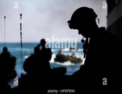 L'équipe de marines avec l'atterrissage du bataillon 1er Bataillon, 2e Régiment de Marines, 24e Marine Expeditionary Unit, naviguer dans l'eau avant leur chargement sur le véhicule amphibie d'assaut USS New York, mars 29, 2012, avant de se lancer dans un service huit mois de déploiement. La 24e MEU, en partenariat avec la Marine d'Iwo Jima du groupe amphibie, est le déploiement de l'économie européenne et les théâtres d'opérations de commande centrale pour servir de réserve de théâtre et de la réaction aux crises force capable d'une grande variété de missions d'opérations de combat à grande échelle à l'aide humanitaire et les secours en cas de catastrophe. Procédure de chargement d'AAV Banque D'Images