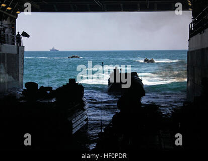 L'équipe de marines avec l'atterrissage du bataillon 1er Bataillon, 2e Régiment de Marines, 24e Marine Expeditionary Unit, naviguer dans l'eau avant leur chargement sur le véhicule amphibie d'assaut USS New York, mars 29, 2012, avant de se lancer dans un service huit mois de déploiement. La 24e MEU, en partenariat avec la Marine d'Iwo Jima du groupe amphibie, est le déploiement de l'économie européenne et les théâtres d'opérations de commande centrale pour servir de réserve de théâtre et de la réaction aux crises force capable d'une grande variété de missions d'opérations de combat à grande échelle à l'aide humanitaire et les secours en cas de catastrophe. Procédure de chargement d'AAV Banque D'Images