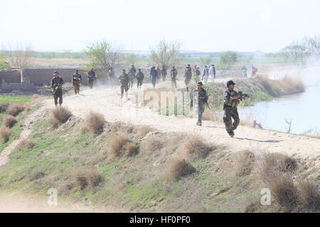 L'Armée nationale afghane et des soldats des forces spéciales de la police locale afghane effectuer une patrouille de présence conjointe inNahr-e Saraj, dans la province d'Helmand district le 2 avril. Marines avec les forces U.S. Marine Corps Special Operations Command, rentré récemment d'un déploiement de neuf mois en Afghanistan, où l'une de leurs principales missions est de former et encadrer les forces de sécurité afghanes. Marine Corps officiel (photo par le Cpl. Kyle McNally/libérés) FOS-Ouest rentre au 120402-M-EL893-001 Banque D'Images