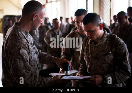Un Marine américain du 3e bataillon du 14e Marines complète le traitement en obtenant des ordres estampillés lors de l'exercice African Lion 2012 à Agadir, au Maroc, le 7 avril. African Lion est un exercice militaire conjoint américano-marocain axé sur l'interopérabilité et la compréhension des tactiques, techniques et procédures. Banque D'Images