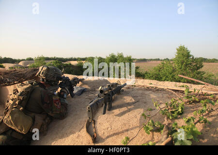 Un Marine avec les forces U.S. Marine Corps Special Operations Command, attend en embuscade pour les insurgés lors d'une patrouille conjointe avec l'Armée nationale afghane des soldats des Forces spéciales dans le district de Nahr-e Saraj, dans la province d'Helmand le 3 avril. Avec le 1er marines MARSOC Marine Bataillon d'opérations spéciales est rentrée récemment d'un déploiement de neuf mois en Afghanistan, où ils ont commandé la Task Force d'opérations spéciales - à l'Ouest et a supervisé l'une des régions les plus sanglants de l'Afghanistan. (U.S. Marine Corps photo par le Cpl. Kyle McNally/non publié) les FOS-Ouest rentre au 120403-M-EL893-009 Banque D'Images