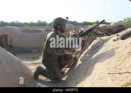 Un Marine avec les forces U.S. Marine Corps Special Operations Command, attend en embuscade pour les insurgés lors d'une patrouille conjointe avec l'Armée nationale afghane des soldats des Forces spéciales dans le district de Nahr-e Saraj, dans la province d'Helmand le 3 avril. Avec le 1er marines MARSOC Marine Bataillon d'opérations spéciales est rentrée récemment d'un déploiement de neuf mois en Afghanistan, où ils ont commandé la Task Force d'opérations spéciales - à l'Ouest et a supervisé l'une des régions les plus sanglants de l'Afghanistan. (U.S. Marine Corps photo par le Cpl. Kyle McNally/non publié) les FOS-Ouest rentre au 120403-M-EL893-010 Banque D'Images