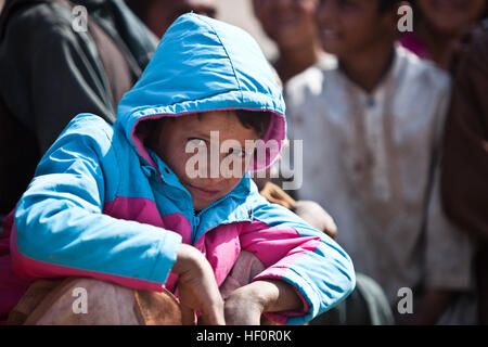 Un jeune garçon afghan pose pour la caméra lors d'une shura en Sheik Abad, dans la province d'Helmand, en Afghanistan, le 19 avril 2012. La Shura a été menée pour mettre les citoyens afghans et les forces de la coalition ensemble pour discuter des questions actuelles de Cheikh Abad. (U.S. Marine Corps photo par le Sgt. Andrea M. Olguin/libérés) Enduring Freedom 120419-M-NY639-100 Banque D'Images