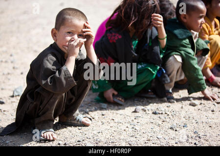 Un jeune garçon afghan pose pour la caméra lors d'une shura en Sheik Abad, dans la province d'Helmand, en Afghanistan, le 19 avril 2012. La Shura a été menée pour mettre les citoyens afghans et les forces de la coalition ensemble pour discuter des questions actuelles de Cheikh Abad. (U.S. Marine Corps photo par le Sgt. Andrea M. Olguin/libérés) Enduring Freedom 120419-M-NY639-102 Banque D'Images