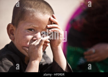 Un jeune garçon afghan pose pour la caméra lors d'une shura en Sheik Abad, dans la province d'Helmand, en Afghanistan, le 19 avril 2012. La Shura a été menée pour mettre les citoyens afghans et les forces de la coalition ensemble pour discuter des questions actuelles de Cheikh Abad. (U.S. Marine Corps photo par le Sgt. Andrea M. Olguin/libérés) Enduring Freedom 120419-M-NY639-103 Banque D'Images