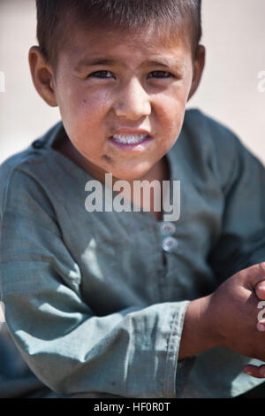 Un jeune garçon afghan pose pour la caméra lors d'une shura en Sheik Abad, dans la province d'Helmand, en Afghanistan, le 19 avril 2012. La Shura a été menée pour mettre les citoyens afghans et les forces de la coalition ensemble pour discuter des questions actuelles de Cheikh Abad. (U.S. Marine Corps photo par le Sgt. Andrea M. Olguin/libérés) Enduring Freedom 120419-M-NY639-104 Banque D'Images