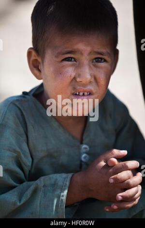 Un jeune garçon afghan pose pour la caméra lors d'une shura en Sheik Abad, dans la province d'Helmand, en Afghanistan, le 19 avril 2012. La Shura a été menée pour mettre les citoyens afghans et les forces de la coalition ensemble pour discuter des questions actuelles de Cheikh Abad. (U.S. Marine Corps photo par le Sgt. Andrea M. Olguin/libérés) Enduring Freedom 120419-M-NY639-105 Banque D'Images