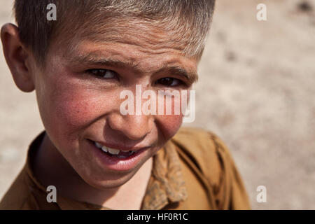 Un jeune garçon afghan pose pour la caméra lors d'une shura en Sheik Abad, dans la province d'Helmand, en Afghanistan, le 19 avril 2012. La Shura a été menée pour mettre les citoyens afghans et les forces de la coalition ensemble pour discuter des questions actuelles de Cheikh Abad. (U.S. Marine Corps photo par le Sgt. Andrea M. Olguin/libérés) Shura en Sheik Abad 120419-M-NY639-048 Banque D'Images