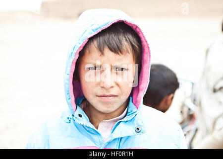 Un garçon Afghan pose pour la caméra lors d'une shura en Sheik Abad, dans la province d'Helmand, en Afghanistan, le 19 avril 2012. La Shura a été menée pour mettre les citoyens afghans et les forces de la coalition ensemble pour discuter des questions actuelles de Cheikh Abad. (U.S. Marine Corps photo par le Sgt. Andrea M. Olguin/libérés) Shura en Sheik Abad 120419-M-NY639-037 Banque D'Images