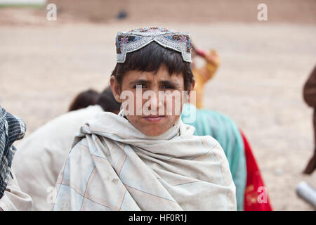 Un garçon Afghan pose pour la caméra lors d'une shura en Sheik Abad, dans la province d'Helmand, en Afghanistan, le 19 avril 2012. La Shura a été menée pour mettre les citoyens afghans et les forces de la coalition ensemble pour discuter des questions actuelles de Cheikh Abad. (U.S. Marine Corps photo par le Sgt. Andrea M. Olguin/libérés) Enduring Freedom 120419-M-NY639-191 Banque D'Images