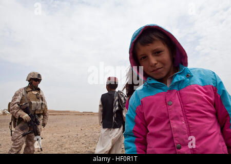 Un jeune garçon afghan pose pour la caméra lors d'une shura en Sheik Abad, dans la province d'Helmand, en Afghanistan, le 19 avril 2012. La Shura a été menée pour mettre les citoyens afghans et les forces de la coalition ensemble pour discuter des questions actuelles de Cheikh Abad. (U.S. Marine Corps photo par le Sgt. Andrea M. Olguin/libérés) Shura en Sheik Abad 120419-M-NY639-055 Banque D'Images