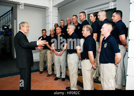 061118-M-2067M-109 Hanoi, Vietnam (nov. 18, 2006) - Au cours d'une visite au détachement 2 (Det-2) de l'articulation POW/MIA Commande Comptabilité (CCPM), le président George W. Bush parle à la Det-2 personnel. Le but de cette visite était de donner au Président un aperçu de la mission du CCPM, qui est d'atteindre le plus possible de tous les comptables américains portées disparues à la suite des conflits passés. U.S. Marine Corps photo par le Sgt. Jose O. Mediavilla (publié) US Navy 061118-M-2067M-109 au cours d'une visite au détachement 2 (Det-2) de l'articulation (POW-MIA Commande Comptabilité (CCPM), le président George W. Banque D'Images