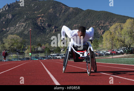 Le Cpl. Anthony McDaniel de Pascagoula, Mississippi, courses autour de la piste à Cheyenne Mountain High School, à Colorado Springs, au Colorado, au cours de la pratique de la voie à l'All-Marine Jeux Warrior camp de formation. McDaniel s'affronteront dans l'athlétisme et de basket-ball en fauteuil roulant en 2012 Jeux de guerrier, à Colorado Springs. Plus de 200 blessés, malades ou blessés, les membres en service de la Marine, la marine, la Force aérienne, de la Garde côtière et de la commande des opérations spéciales sont prévues à participer aux jeux, du 30 avril au 5 mai. Pascagoula en 2012 pour concurrencer Marine Jeux DVIDS Guerrier564888 Banque D'Images