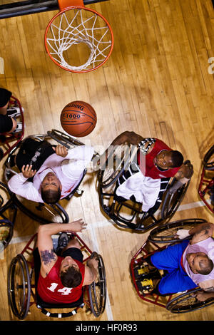 Marines avec le régiment de soldats blessés lors de la pratique du basketball en fauteuil roulant pour la pratique 2012 Jeux de guerrier à Colorado Springs, Colorado, le 24 avril. Le guerrier est une compétition entre les jeux guerriers blessés de toutes les branches militaires et incluent la natation, athlétisme, cyclisme, tir, tir à l'arc, volleyball assis, et le basket-ball en fauteuil roulant. Les 2012 Jeux de guerrier se déroulera du 1er au 5 mai. 20120424-M-EV637-694 (7115709737) Banque D'Images