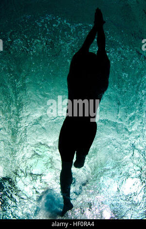 Une aire marine avec le régiment de soldats blessés au cours de la pratique de la natation pour les 2012 Jeux de guerrier à Colorado Springs, Colorado, le 25 avril. Le guerrier est une compétition entre les jeux guerriers blessés de toutes les branches militaires et incluent la natation, athlétisme, cyclisme, tir, tir à l'arc, volleyball assis, et le basket-ball en fauteuil roulant. Les 2012 jeux de guerrier se déroulera du 1er mai au 5 mai. 20120425-M-EV637-056 (6970237476) Banque D'Images