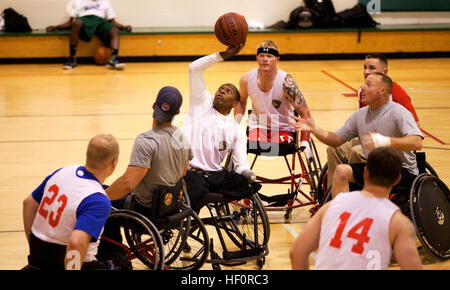 Le Cpl. Anthony McDaniel, natif de Pascagoula, Mississippi, se prépare à mettre en place un tir au cours d'un scrimage en préparation pour l'édition 2012 des Jeux de guerrier à Colorado Springs, Colorado, le 26 avril. McDaniel, qui a perdu ses deux jambes et une partie de sa main gauche dans un dispositif explosif blast, est également en compétition dans la course en fauteuil roulant. Le guerrier est une compétition entre les jeux guerriers blessés de toutes les branches militaires et incluent la natation, athlétisme, cyclisme, tir, tir à l'arc, volleyball assis, et le basket-ball en fauteuil roulant. Les 2012 jeux de guerrier se déroulera du 1er mai au 5 mai. (U.S. Photo du Corps des marines Banque D'Images