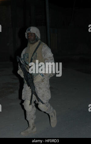 AR RAMADI, en Irak (29 mars 2005) - Vingt-et-un ans, lance le Cpl. Daniel D. Edwards, automatique, 3e canonnier squad Squad, 2e peloton, Compagnie C, 1er Bataillon, 5e Régiment de Marines, de Jackson, dans le Michigan, marche dans une rue sombre avec son arme en main. Marines avec 2e peloton, Compagnie C, 1er Bataillon, 5ème Marines, a effectué une patrouille de combat de fin de soirée dans une partie de la ville ici où des groupes d'Irakiens, peut-être des insurgés, ont été vues rassemblement après le couvre-feu, qui sont à partir de 10 heures et 6 heures Les Marines a découvert un groupe d'adolescents irakiens jouer au soccer sous un réverbère et severa Banque D'Images