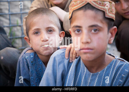 Les enfants afghans pose devant l'appareil photo lors d'une shura sur la base de patrouille de Fulod, province de Helmand, Afghanistan le 1 mai 2012. Les Marines américains avec 1er Bataillon, 7e Régiment de marine, 6 Équipe de Combat s'est entretenu avec plusieurs ressortissants afghans de l'Gorgai village pour discuter de leur direction et la sécurité du village ainsi que la coopération avec les forces de la Coalition. (U.S. Marine Corps photo de la FPC. Jason Morrison/libérés) Shura à la base de patrouille Fulod 120501-M-E715-019 Banque D'Images