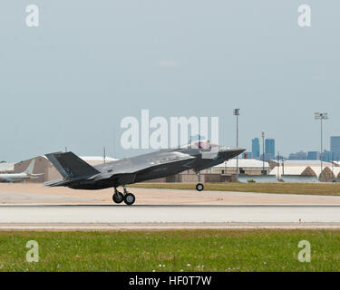 F-35B Lightning II quatre et cinq avions quitté Naval Air Station Joint Reserve Base Fort Worth, Texas, pour le vol de 90 minutes à 2e MAW's Marine Fighter Squadron 501 de la formation d'attaque, qui réside avec l'hôte 33e Escadre de chasse à la base aérienne d'Eglin, en Floride (Photo gracieuseté de Lockheed Martin) 2e MAW reçoit plus de F-35B appareils de série DVIDS577774 Banque D'Images