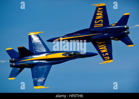 120519-N-MG658-604 JOINT BASE ANDREWS, dans le Maryland (19 mai 2012) La lutte contre la marine américaine, l'escadron de démonstration Blue Angels, démontrer ses compétences de vol chorégraphié au cours de la journée portes ouvertes annuelle Service Commun. (U.S. Photo par marine Spécialiste de la communication de masse 2e classe Todd Frantom s/Flickr) Parution - DVIDSHUB - Blue Angels Service Mixte Open House (Image 4 de 12) Banque D'Images