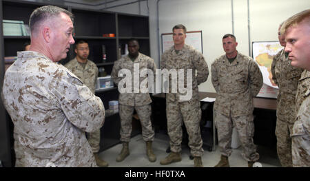 Commandant adjoint de la Marine Corps, le général Joseph Dunford intelligence adresses Marines du Groupe de travail air-sol marin spécialisé 12.2 lors d'une visite à la base aéronavale de Sigonella, en Sicile le Memorial Day, le 28 mai 2012. L'outillage spécial MAGTF est composée de plus de 120 marins et Marines de la Réserve de partout aux États-Unis et fournit un soutien aux Forces maritimes du sud et des États-Unis d'Afrique missions. L'USMC-120528-M-JL916-493 Banque D'Images