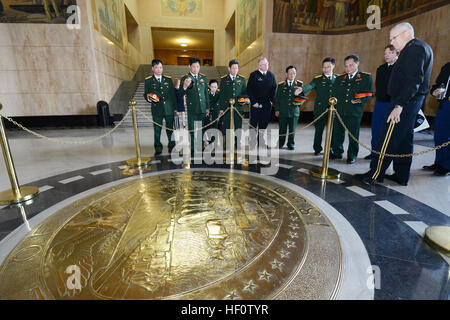 Le Général Raymond F. Rees (droite), adjudant général, Oregon, conduit une délégation du Vietnam grâce à l'Oregon State Capitol building, à Salem, Oregon, lors d'une visite avec le gouverneur John Kitzhaber, le 15 avril, dans le cadre de la Garde nationale de l'Oregon State Programme de partenariat. La délégation vietnamienne est prévu de visiter plusieurs installations de la Garde nationale de l'Oregon avant de terminer la semaine avec un atelier SPP à Portland, Ore., du 17 au 19 avril. Le partenariat entre la Garde nationale de l'Oregon et le Vietnam a été rendue officielle en novembre 2011 dans le cadre de la Garde nationale programme sanctionné par le Bureau, Banque D'Images