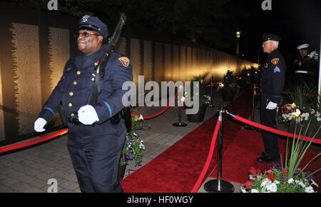 Le patrouilleur Edwin Cuivre, agent de police avec 3e District, Police de la ville, prend son poste gardant les voyages Vietnam War Memorial wall at Voinovich Park à Cleveland le 11 juin lors de la semaine Marine Cleveland. Marines avec 3e Bataillon, 25e Régiment de Marines, dont le siège est à Brook Park, protéger le mur par jour que Cleveland police sont affectés à la garde de nuit pour la durée de la semaine qui se termine le 17 juin. Le mur est l'un des nombreux différents affichages qui sont disponibles pour consultation à Gateway Plaza et place publique. Semaine Marine Cleveland 120611-M-QZ986-325 Banque D'Images