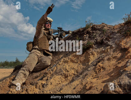 La Marine américaine lance le Cpl. Michael Brum signaux pour deux revues au cours d'un exercice de défense de la base de la grève de Sabre. Grève 2012 Sabre est une multinationale, terrain tactique qui implique plus de 2 000 militaires de l'armée américaine 2e régiment de cavalerie, Pennsylvania Garde Nationale, 21e commandement, le soutien de théâtre 4e Division de Marines des États-Unis, la 127e Escadre de la Michigan Air National Guard, estonien, letton, lituanien et "forces armées, avec des contingents du Canada, de la Finlande, de la France et au Royaume-Uni l'exercice, dirigé par l'Europe de l'armée américaine, est conçu pour améliorer et conjointe interorganisations combiné Banque D'Images