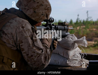 La Marine américaine lance le Cpl. Christopher Lepley, avec la compagnie Kilo, 3e Bataillon, 25e Régiment de Marines, la recherche des ennemis au cours d'un exercice de défense de la base de la grève de Sabre. Grève 2012 Sabre est une multinationale, terrain tactique qui implique plus de 2 000 militaires de l'armée américaine 2e régiment de cavalerie, Pennsylvania Garde Nationale, 21e commandement, le soutien de théâtre 4e Division de Marines des États-Unis, la 127e Escadre de la Michigan Air National Guard, estonien, letton, lituanien et "forces armées, avec des contingents du Canada, de la Finlande, de la France et au Royaume-Uni l'exercice, mené par le bras américain Banque D'Images