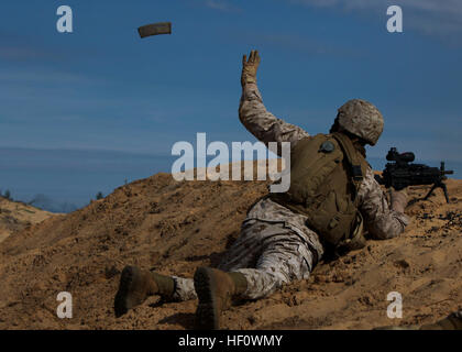 La Marine américaine lance le Cpl. James Currie, avec la compagnie Kilo, 3e Bataillon, 25e Régiment de Marines, attrape un magazine complet lancé par un camarade au cours d'un exercice de défense de la base de la grève de Sabre. Grève 2012 Sabre est une multinationale, terrain tactique qui implique plus de 2 000 militaires de l'armée américaine 2e régiment de cavalerie, Pennsylvania Garde Nationale, 21e commandement, le soutien de théâtre 4e Division de Marines des États-Unis, la 127e Escadre de la Michigan Air National Guard, estonien, letton, lituanien et "forces armées, avec des contingents du Canada, de la Finlande, de la France et au Royaume-Uni l'exercice Banque D'Images