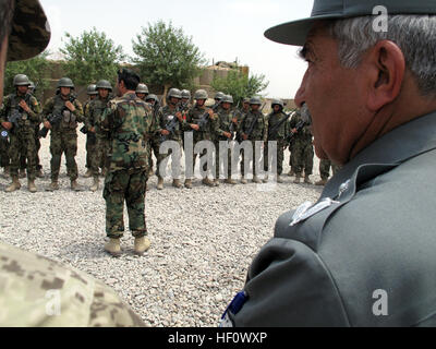 Le Lieutenant-colonel de la Police nationale afghane Shadi Khan, chef de la Police du District de Marjeh, droite, écoute l'Armée nationale afghane (ANA), le général Sayed Malook, centre, 215e Corps canadien commandant général, adresses soldats de l'ANA à la base d'opérations avancée Marjeh, province de Helmand, Afghanistan, le 21 juin 2012. Malook et Corps des Marines américains, le Général David H. Berger, Groupe de travail Sapadalure le commandant général, a rendu visite à Marjeh afin d'examiner l'état d'opérations avec des Marines des États-Unis avec 3e Bataillon, 8e Régiment de Marines, l'équipe de combat régimentaire et 5 soldats de l'ANA avec 3e Kandak, 1ère Brigade, 215e Corps. (U.S. Marine Corps Banque D'Images