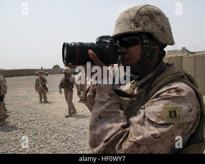 U.S. Marine Corps Capt Lisa Lawrence, Groupe de travail Sapadalure (TFL) Agent d'affaires publiques, des photos d'une visite par le major-général David H. Berger, TFL général commandant, à la base d'opérations avancée Marjeh, province de Helmand, Afghanistan, le 21 juin 2012. Berger et ANA, le général Sayed Malook, 215e Corps canadien commandant général, a rendu visite à Marjeh afin d'examiner l'état d'opérations avec des Marines des États-Unis avec 3e Bataillon, 8e Régiment de Marines, l'équipe de combat régimentaire 5 et 3e Kandak, 1ère Brigade, 215e Corps. (U.S. Marine Corps photo de l'ADJUC2 Benjamin E. Barr/libérés) FOB Marjeh commandants visiter 120614-M-HV261-052 Banque D'Images