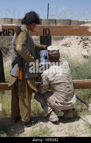 Les Marines de l'équipe de conseillers de police 2, compagnie Alpha, 1er bataillon, 7e régiment de Marines, équipe de combat régimentaire 6, ont mené une formation de tir réel avec des recrues de la police locale afghane le 8 juillet 2012, à la base opérationnelle avancée Sabit Qadam, province de Helmand, Afghanistan, pour aider l'ALP à assumer des responsabilités locales en matière de sécurité. Banque D'Images