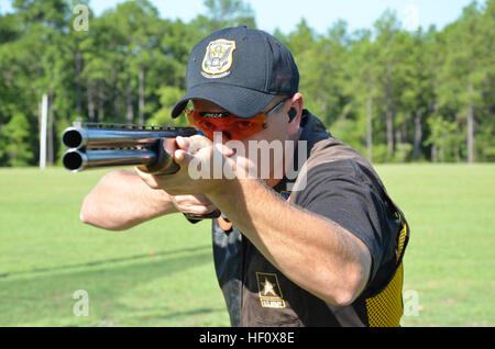 Un soldat de l'USAMU est deux fois médaillé d'or olympique en tir de skeet, représentant l'unité de tir de l'armée américaine dans des épreuves de tir compétitives. Banque D'Images