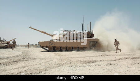 Un Corps des Marines américains M1A1 Abrams tank termine avant poste de ravitaillement Shir Ghazi, province de Helmand, Afghanistan, le 27 juillet 2012. Le M1A1 Abrams est le char de combat principal utilisé par le Corps des Marines des États-Unis. (U.S. Marine Corps photo prise par le Cpl. Samuel J. Nieves/libérés) 1er MLG Marines au poste de combat Shukvani 120727-M-AX987-026 Banque D'Images