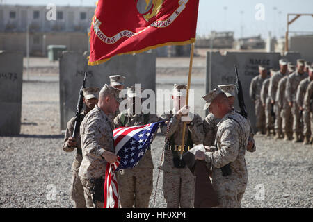 Le lieutenant-colonel Robert Meade (à droite), du bataillon logistique de combat 5, 1er Groupe Logistique maritime (avant), commandant et le Sgt. Le major Troy Noir, sergent-major du bataillon, le bataillon tubé au Camp couleurs Dwyer, Afghanistan, le 30 juillet. En plus de soutenir l'ensemble de la zone arrière, le bataillon a également fourni un appui direct aux unités d'infanterie en fournissant nourriture, courrier et nécessaires à l'approvisionnement des régions éloignées. Bataillon de logistique de combat 5 couleurs cas en Afghanistan, les chefs accueil pour préparer la prochaine mission 120729-M-UP355-001 Banque D'Images