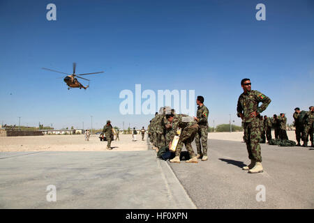 L'Armée nationale afghane (ANA) ont de la 1re Brigade du 215e Corps, (1/125) se tenir prêt à être transporté comme un hélicoptère Mi-17, exploités par les membres de la coalition du 441e Escadron expéditionnaire de la Force aérienne de l'Otan, Conseiller en formation conjointe, les terres sur Camp Shorabak, province de Helmand, Afghanistan, le 31 juillet 2012. 1/125 ont terminé leur formation et sont retournés dans leur unité d'appartenance. (U.S. Marine Corps photo par le Cpl. Meghan L. Gonzales/libérés) de la Force aérienne de l'Armée nationale afghane prend en charge les soldats de la 1re Brigade du 215e Corps canadien 120731-M-ER853-056 Banque D'Images