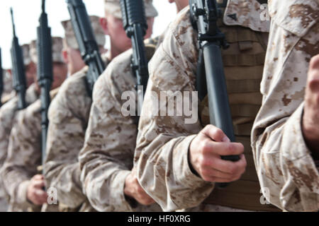 Le général du Corps des Marines américain Duane Thiessen, commandant sortant, les forces du Corps des Marines des États-Unis, du Pacifique prend sa retraite et de commande rend le général Terry Robling venant en Août 2,2012 sur la baie de Kaneohe, Hawaii. Thiessen a servi 38 années de service honorable. Le lieutenant général USMC Thiessen retraite-MARFORPAC COC 120802-M-ZH551-155 Banque D'Images