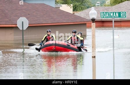 Jacob Gear, Phillip Woodruff, et Luke Grant, les premiers intervenants de la Ft. Knox, Ky., pompiers, retour à terre avec les victimes à la communauté inondée à la vignette Muscatatuck Urban Training Center à Butlerville, Ind., au cours de l'Armée américaine au nord et du Nord du pays commande exercice d'intervention d'urgence de réponse dynamique 13 le jeudi, août 9. (Photo par le Sgt. 1re classe Brad Staggs, Atterbury-Muscatatuck) des affaires publiques de l'eau de Fort Knox du sauvetage en réponse dynamique 13120809-Z-YX241-069 Banque D'Images