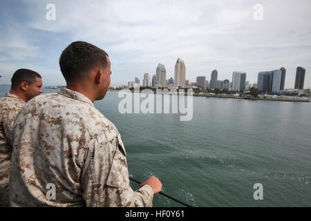 Le Caporal Francisco Arreola (à gauche), champ wireman, et Sgt. Christopher Bonner, sous-chef des communications, tant avec la Batterie B, l'Équipe de débarquement du bataillon 3/5, 15e Marine Expeditionary Unit, regardez comme l'USS Rushmore quitte San Diego, pour commencer l'exercice de certification du MEU 15, 15 août. Le CERTEX est l'exercice d'entraînement final de l'Écomusée du pays avant de déployer plus tard cette année. Les deux semaines de l'évolution formation évalue la capacité de l'unité missions complet il peut rencontrer lors de l'avant déploiement. Arreola, 22 ans, est de Centre Point, Texas, et Bonner, 26 ans, est de Boynton Beach, Floride 15e MEU et de Peleliu Banque D'Images