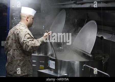 Le s.. Gil Chaloupe, service alimentaire, chef du bataillon logistique de combat 15, 15e Marine Expeditionary Unit, prépare le repas du soir dans le mess pont de l'USS Rushmore, le 19 août, lors de la 15ème unité expéditionnaire de marines et de Peleliu final du Groupe amphibie la formation préalable au déploiement de l'évolution, l'exercice de certification. La mission de l'IP les fonctionnalités et les performances seront évaluées au cours de l'exercice pour s'assurer qu'il est prêt à se déployer plus tard cette année. Chaloupe, 35 ans, est de Green Bay, Wisconsin. Services religieux menée sur le USS Rushmore 120819-M-VZ265-025 Banque D'Images