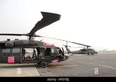 L'armée américaine d'hélicoptères UH-60 Black Hawk affecté à la Garde nationale de Californie contribuera aux efforts de lutte contre l'incendie de forêt près de Ponderosa Manton, Californie, le 23 août, 2012. L'air de Californie et de l'Armée de gardes nationaux appuient les efforts de lutte contre les incendies dans plusieurs régions de l'état. (Photo par le Sgt. David J. Loeffler) Incendies de Californie 2012 120823-Z-WQ610-022 Banque D'Images