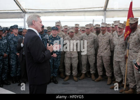 Les Marines américains et les marins à la Task Force Afrique Coopération Sécurité Station 2012 Partenariat (FOPC APS-12), recevoir la visite du secrétaire à la Marine (SecNav), l'Honorable M. Raymond Mabus Jr. à bord du USS Fort McHenry, Aug 31, 2012 à Dublin, Irlande. Le SecNav, CNO, et CMCPON et les Marines et les marins de la FOPC APS-12 sont à Dublin à l'appui de l'académie navale des États-Unis match de football contre Norte Dame. U.S. Marine Corps officiel photo prise par le s.. Jemssy Alvarez/libéré Claude se rend en Irlande 120831-M-AA123-003 Banque D'Images