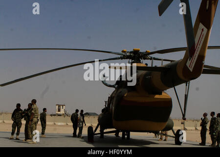 Le personnel de la Force aérienne afghane et de la coalition des membres du service consultatif inspecter un hélicoptère MI-17 AAF après qu'il a atteint, 9 septembre 2012. Les Afghans effectue des missions de ravitaillement, évacuations de blessés et transporte des soldats afghans. Pilotes afghans suit fatherE s28099traces, les mouches en Afghan Air Force 120912-M-PC317-164 Banque D'Images