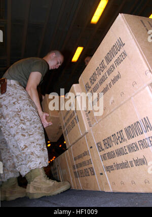 050101-M-5538E-031 Mer de Chine du Sud (janvier 1985). 1, 2005) - lance le Cpl. Dustin L. Folkes, un commis administratif affecté à la 15e Marine Expeditionary Unit (MEU) contribue à préparer les palettes de repas prêts à manger (MREs) pour les victimes du récent tsunami dans l'Océan Indien. 15e MEU est en ce moment lancé à bord du navire d'assaut amphibie USS Bonhomme Richard (DG 6). U.S. Marine Corps photo par Lance Cpl. Scott L. Eberle (libéré) US Navy 050101-M-5538E-031 Lance Cpl. Dustin L. Folkes contribue à préparer les palettes de repas prêts à manger (MREs) pour les victimes du récent tsunami dans l'Océan Indien Banque D'Images