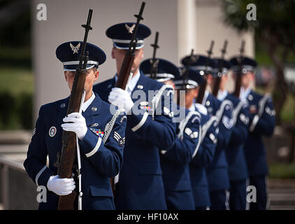 Une garde d'honneur de la Force aérienne affectés à Pearl Joint Base Harbor-Hickam visages à droite après avoir terminé un trois-volley pour saluer des anciens combattants tombés au cours d'un prisonnier de guerre nationaux et l'absence de reconnaissance en action Jour du Souvenir au Cimetière commémoratif national du Pacifique à Honolulu, le 21 septembre 2012. Anciens combattants et membres en service actif ont été parmi les quelque 500 participants. Au cours de la cérémonie, le colonel de l'armée à la retraite William S. Reeder, Jr., a parlé de son année passée en tant que POE au Vietnam après que son avion a été abattu au cours d'opérations de combat. Rappeler leur sacrifice, POW,MIA Banque D'Images