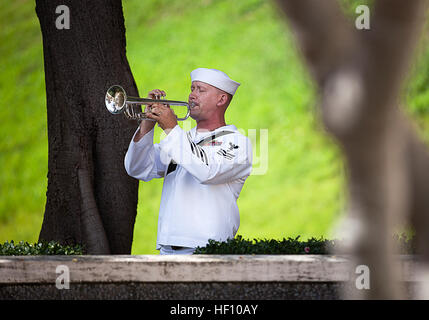 Le Maître de 1re classe de la marine Justin Skorupa, un musicien avec la flotte du Pacifique, Bande joue 'Taps', le chant national du souvenir, en l'honneur des anciens combattants tombés au cours d'un prisonnier de guerre nationaux et l'absence de reconnaissance en action Jour du Souvenir au Cimetière commémoratif national du Pacifique à Honolulu, le 21 septembre 2012. Anciens combattants et membres en service actif ont été parmi les quelque 500 participants. Au cours de la cérémonie, le colonel de l'armée à la retraite William S. Reeder, Jr., a parlé de son année passée en tant que POE au Vietnam après que son avion a été abattu au cours d'opérations de combat. Rappeler leur sacrifice, POE, Banque D'Images