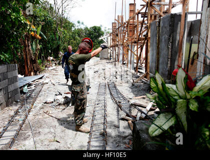 Des marins et des marins de la marine philippine du MWSS-172 construisent une école de deux pièces à San Narcisa, Philippines, pendant PHIBLEX 13 pour améliorer la formation à l'aide humanitaire. Banque D'Images
