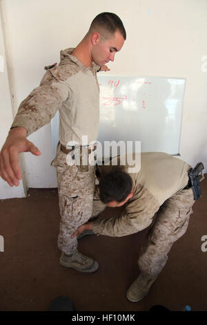 Corps des Marines des États-Unis Le Cpl. Kyle D. Blair, gauche, et lance le Cpl. Travis D. Harink, un policier militaire avec la Musa Qa'leh Conseiller de police, l'équipe de l'équipe de combat régimentaire 6 démontrer les techniques de recherche de la police locale afghane (ALP) Stagiaires au Musa Qa'leh Centre District, province de Helmand, Afghanistan, 3 octobre 2012. Marines à condition que la formation dans le cadre d'une académie de police d'une semaine pour l'ALP. (U.S. Marine Corps photo par le s.. Raul Gonzalez Jr./libérés) Marines de la police locale afghane 121003-M-KH643-007 Banque D'Images